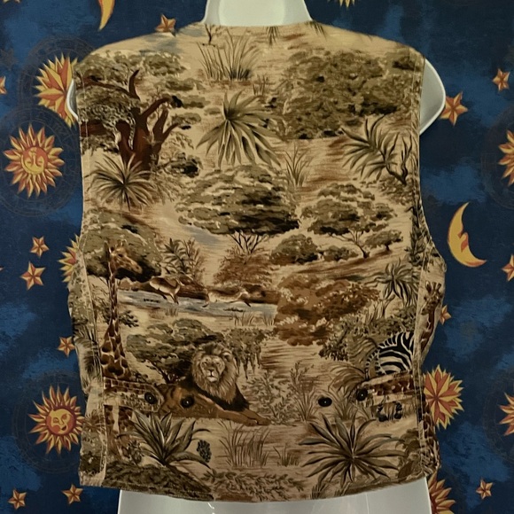 Liz wear safari vest - Picture 2 of 10